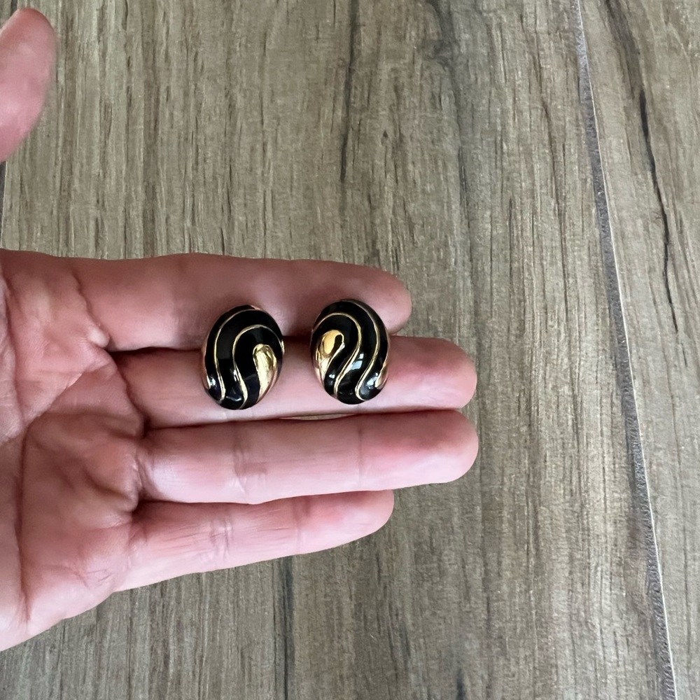 Vintage Black & Gold Round Earrings